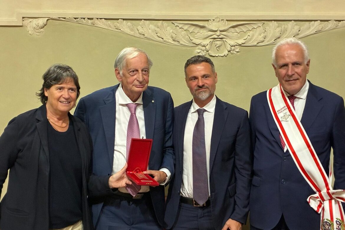 Consegna del Gonfalone d’argento a Cosimo Ceccuti
