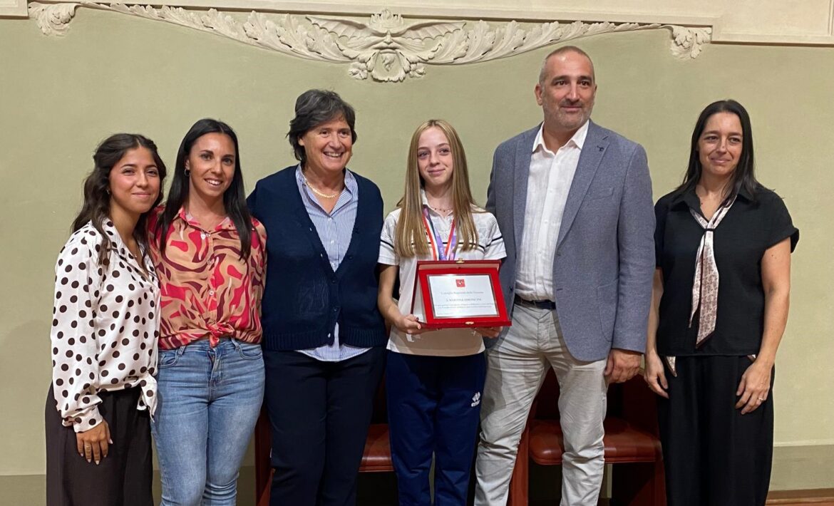 Consegna della targa del Consiglio regionale a Martina Simoncini