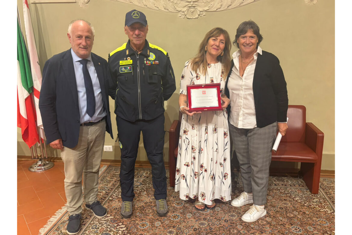 Consegna della targa del Consiglio regionale a Vincenzo Cavarra